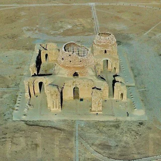 نمای هوایی از کاخ ساسانی سروستان در استان فارس